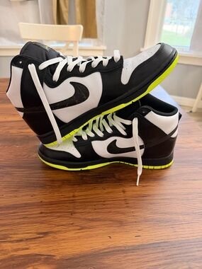 Nike Dunk Hi in Black Volt